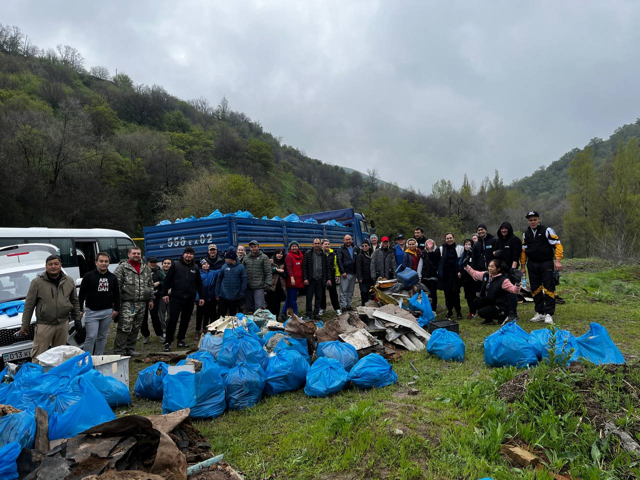 28 апреля сотрудники Alina Group очистили от мусора 17 километров русла реки Талгар